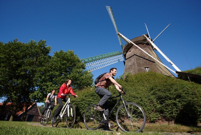 Radfahrer fahren an der Mersmühle in Haren vorbei., © Emsland Touristik GmbH