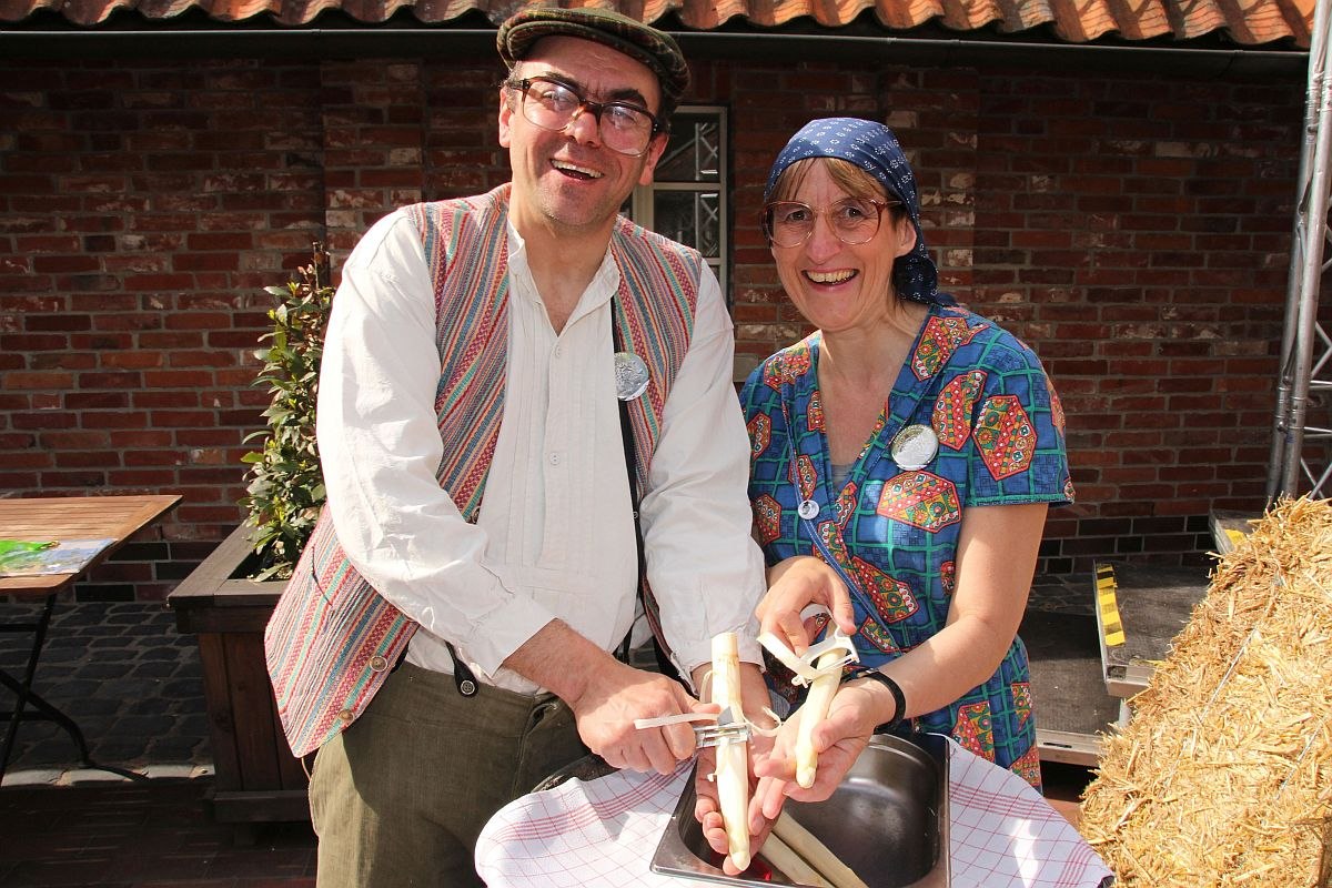 Magd Martha und Bauer Meyer führen durch das Programm, © Erlebnis-Zoo Hannover