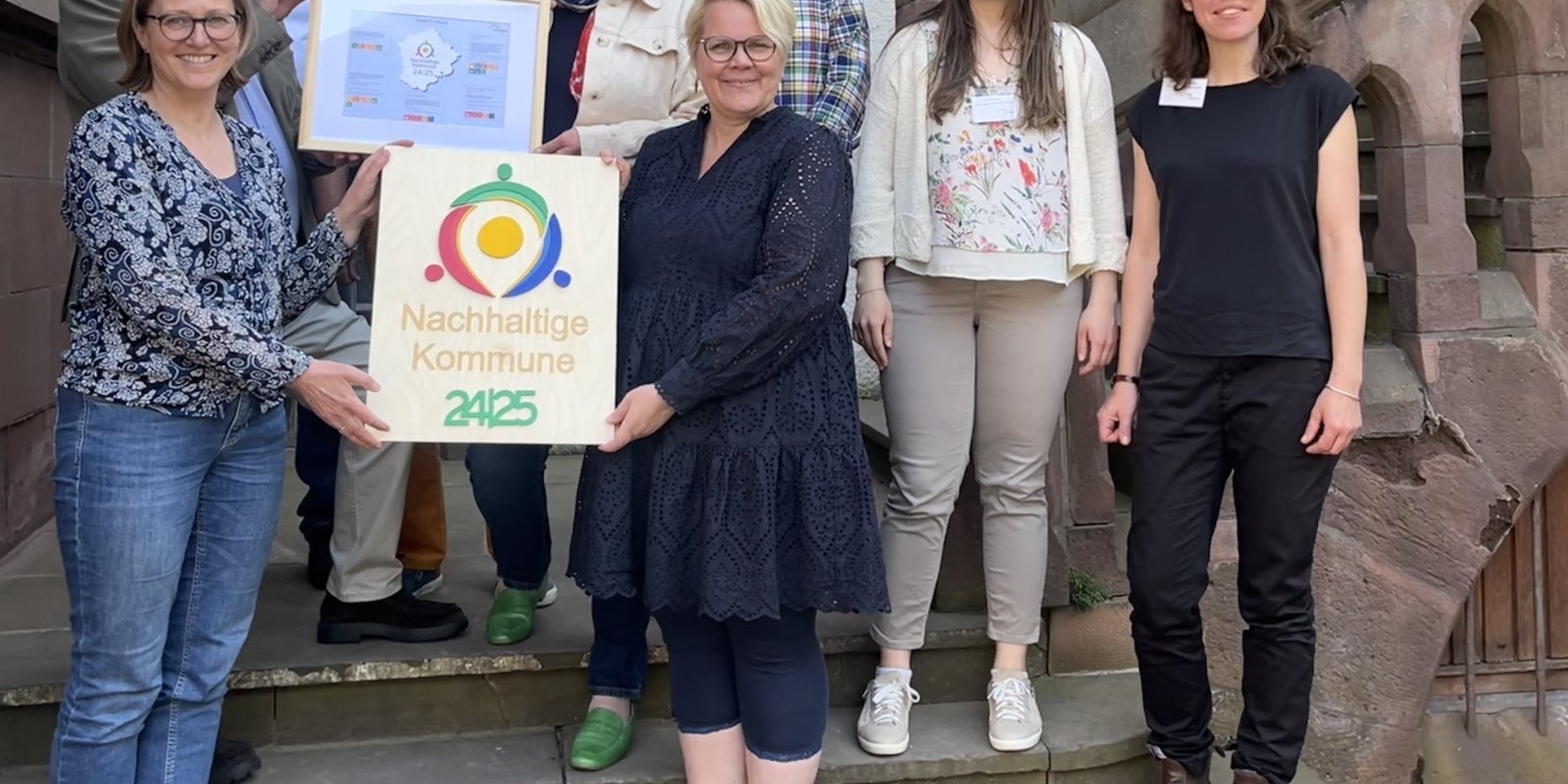 Vertreter:innen der AG Nachhaltigkeit mit dem Label als nachhaltige Kommune, © Stadt Einbeck Vertreter:innen der AG Nachhaltigkeit mit dem Label als nachhaltige Kommune, © Stadt Einbeck