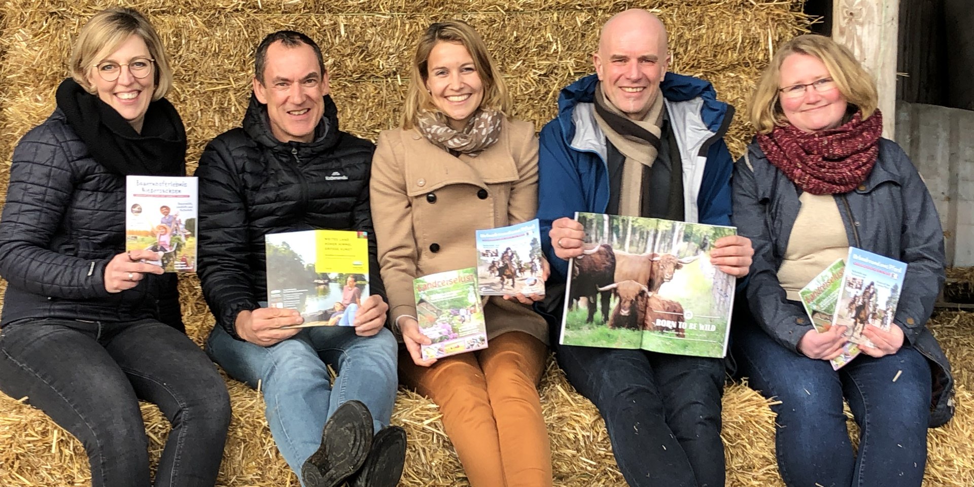 Die Partner des Projekts Auszeithöfe (v.l.n.r. ) Martina Warnken (Huxfeld-Hof, 1. Vorsitzende der LAG), Thorsten Milenz (Geschäftsführer TWU e.V.), Vivien Ortmann (Geschäftsführerin LAG), Udo Fischer (Geschäftsführer Touristikverband Landkreis Rotenburg (Wümme) e.V.), Sabine Arndt (Projektmitarbeiterin LAG)., © Touristikverband Landkreis Rotenburg (Wümme)
