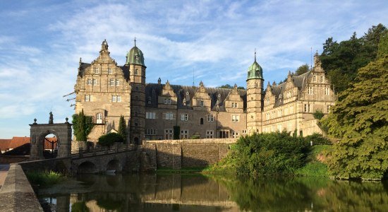 Blick über den Teich auf Schloss Hämelschenburg, © Schloss Hämelschenburg