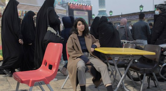 Eine Frau sitzt auf einem Stuhl in Teheran , © Ahmad Halabisaz