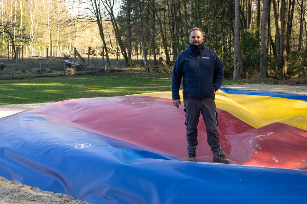 Die Luft ist raus - Thomas Wamser auf dem leeren Hüpfkissen, © Wildpark Müden