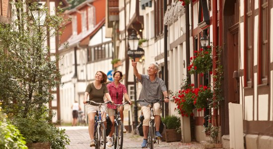 Radfahrer am Weser-Radweg in Hameln, © Weserbergland Tourismus e. V./Marcus Gloger
