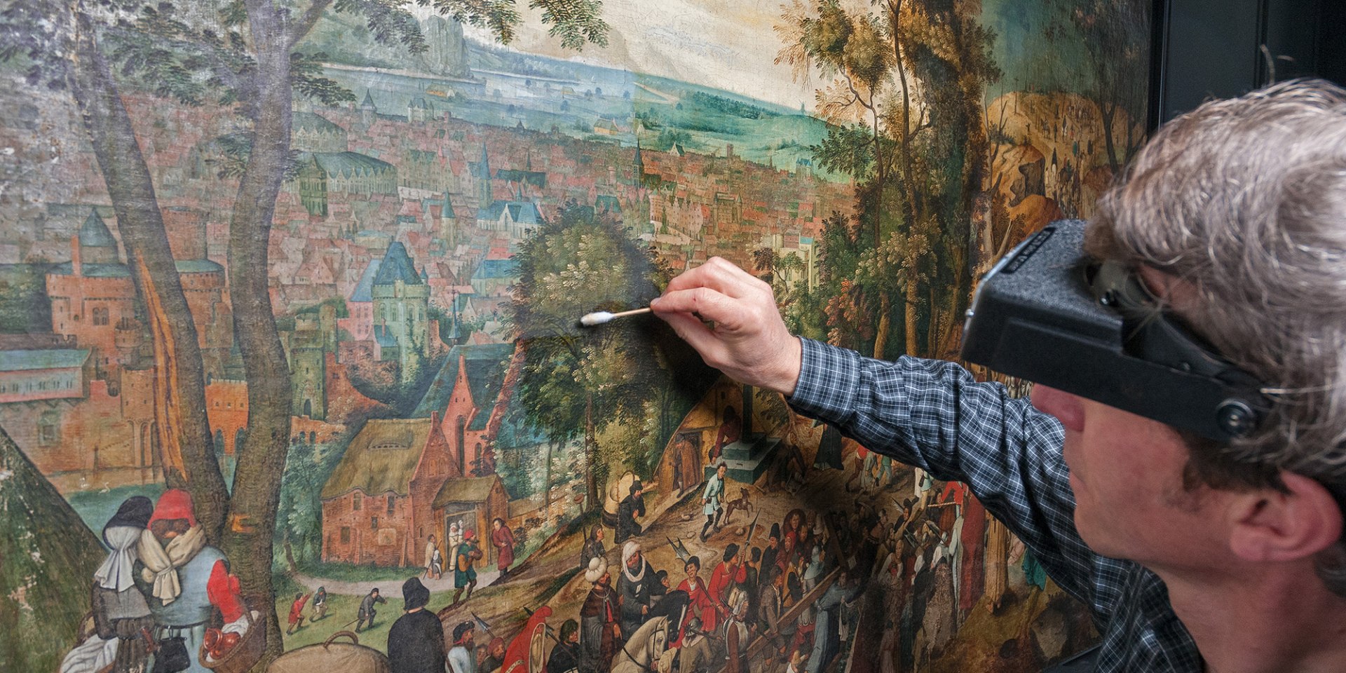 Restaurator Armin Lang bei der Firnisabnahme des Brueghel-Gemäldes, © Herzog Anton Ulrich-Museum/C. Cordes