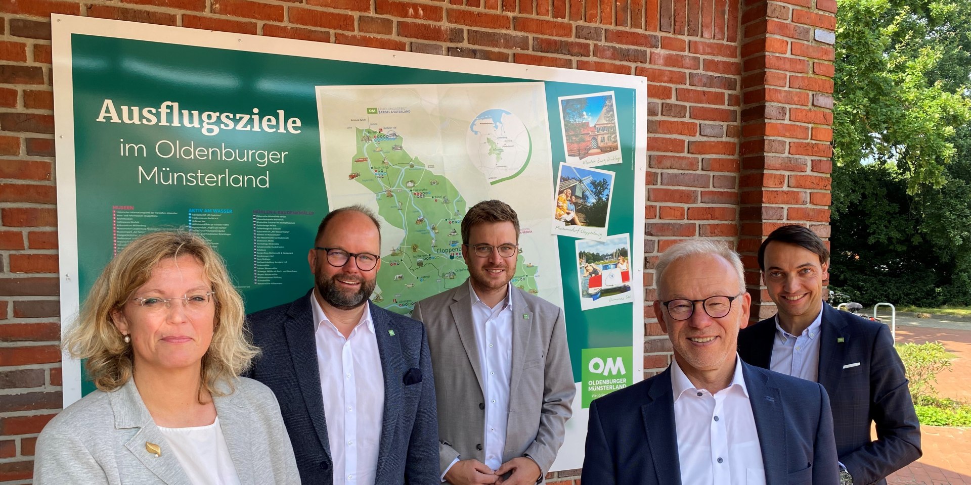 Museumsdirektorin Dr. Julia Schulte to Bühne, Landrat Johann Wimberg, OM-Tourismusleiter Johannes Knuck, Landrat Herbert Winkel und OM-Geschäftsführer Jan Kreienborg stellten die neue OM-Freizeitkarte im Museumsdorf Cloppenburg vor., © Verbund OM / Plaggenborg