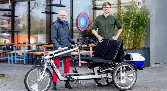 Im Rahmen eines Fototermins stellten Silke Fennemann, Geschäftsführerin der Oldenburg Tourismus und Marketing GmbH (OTM) und Maximilien Götz-Köhler vom Verein Rädchen für alle(s) e.V. am 22. März das neue ausleihbare gerontologisches Dreirad-Tandem für Menschen mit Handicap vor, © OTM/ Hauke Christian-Dittrich Im Rahmen eines Fototermins stellten Silke Fennemann, Geschäftsführerin der Oldenburg Tourismus und Marketing GmbH (OTM) und Maximilien Götz-Köhler vom Verein Rädchen für alle(s) e.V. am 22. März das neue ausleihbare gerontologisches Dreirad-Tandem für Menschen mit Handicap vor, © OTM/ Hauke Christian-Dittrich