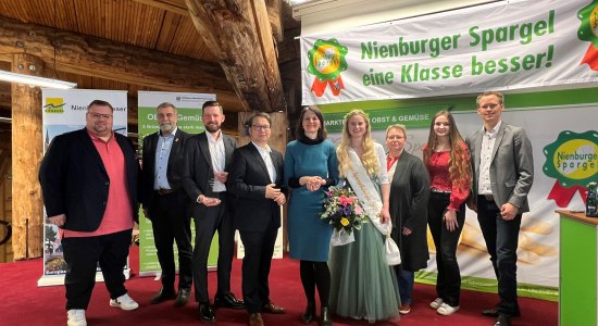 v.l. Henrik Dreyer, Vorsitzender des Dehoga-Kreisverbandes Nienburg, Kreislandwirt Tobias Göckeritz, Johannes Schlemermeyer, avacon, Nienburgs Bürgermeister Jan Wendorf, Ministerin Miriam Staudte, Spargelkönigin Marleen Graue, Regina Steudte, Museum Nienburg, Joelle Mackeben und Hendrik Wünderlich, AG Nienburger Spargel auf der Bühne bei der diesjährigen Spargel-Saisoneröffnung in der Nienburger DEULA, © Mittelweser-Touristik GmbH v.l. Henrik Dreyer, Vorsitzender des Dehoga-Kreisverbandes Nienburg, Kreislandwirt Tobias Göckeritz, Johannes Schlemermeyer, avacon, Nienburgs Bürgermeister Jan Wendorf, Ministerin Miriam Staudte, Spargelkönigin Marleen Graue, Regina Steudte, Museum Nienburg, Joelle Mackeben und Hendrik Wünderlich, AG Nienburger Spargel auf der Bühne bei der diesjährigen Spargel-Saisoneröffnung in der Nienburger DEULA, © Mittelweser-Touristik GmbH