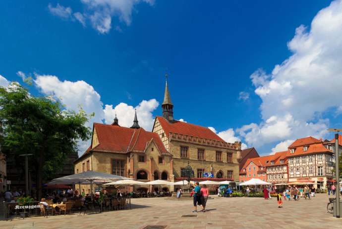 Blick vom Markt auf das Alte Rathaus Göttingens im Sommer, © Göttingen Tourismus e.V.	/ Lars Gerhardts