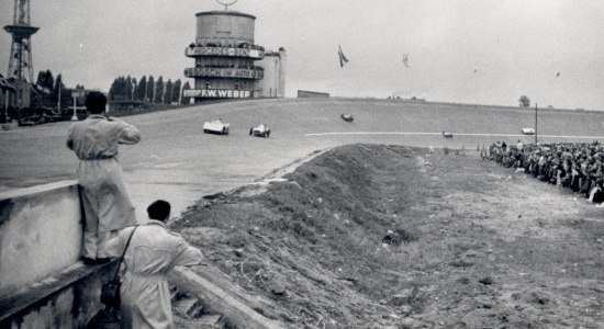 Hunderttausende Motorsportfans säumten ab 1951 den Fahrbahnrand der AVUS, um Sportwagen, Motorrädern und der Formel 1 zuzujubeln., © Ulf Schulz/ AVUS100
