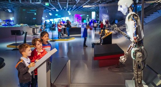 Robo begrüßt die Gäste, © Janina Snatzke