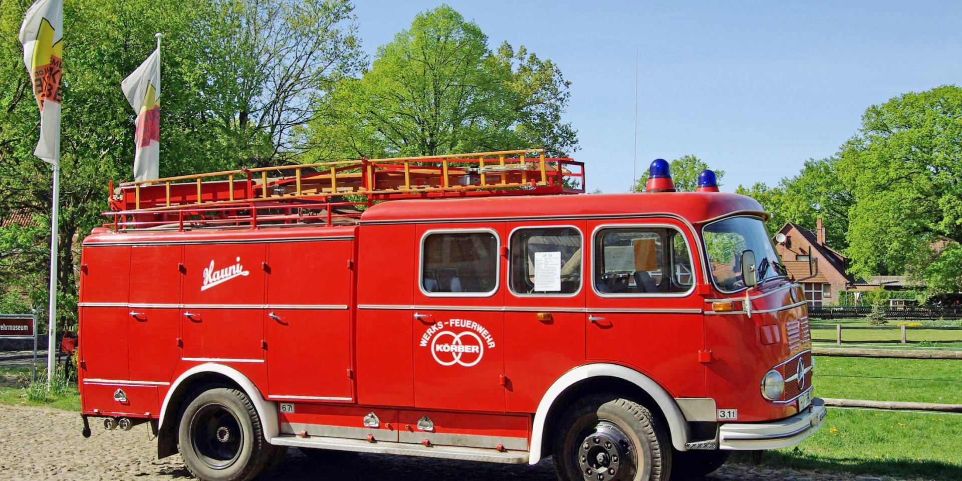 Feuerwehrwagen auf dem Gelände des Feuerwehrmuseums Marxen, © FLMK