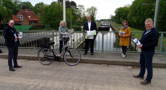 Martin Fahrland, Geschäftsführer der Mittelweser-Touristik GmbH, Leni Reinke, Samtgemeindebürgermeister Jens Beckmeyer, Gästeführerin Christa Weisweber und Karsten Haßelbusch, Ratsmitglied Landesbergen freuen sich über die verschiedenen Printmedien der Samtgemeinde Mittelweser, © Mittelweser-Touristik GmbH