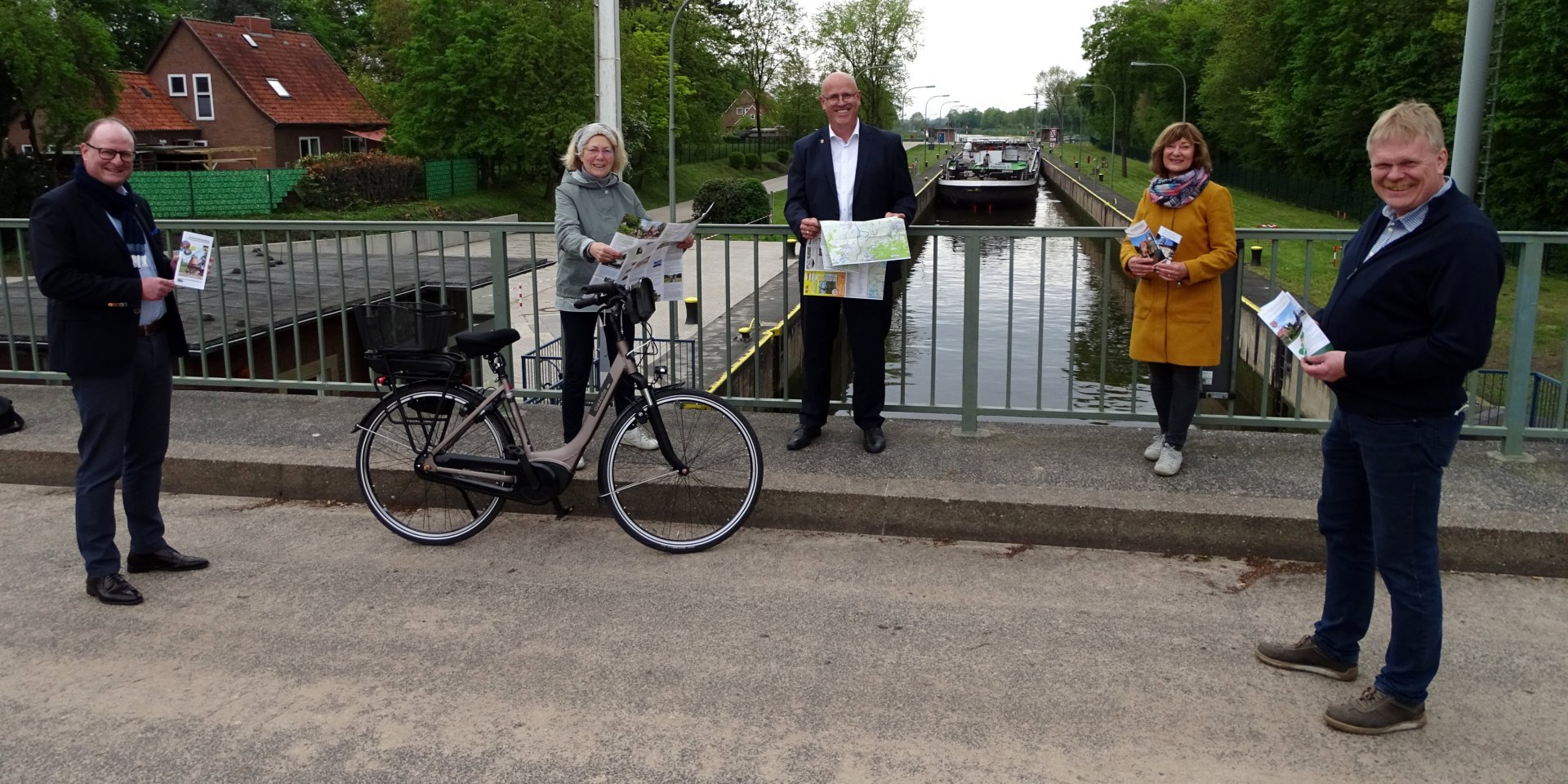 Martin Fahrland, Geschäftsführer der Mittelweser-Touristik GmbH, Leni Reinke, Samtgemeindebürgermeister Jens Beckmeyer, Gästeführerin Christa Weisweber und Karsten Haßelbusch, Ratsmitglied Landesbergen freuen sich über die verschiedenen Printmedien der Samtgemeinde Mittelweser, © Mittelweser-Touristik GmbH