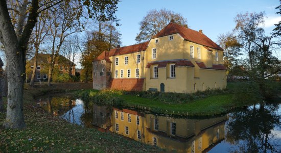 Herbstliche Stimmung an der Manningaburg in Pewsum, © Ostfriesland Tourismus GmbH