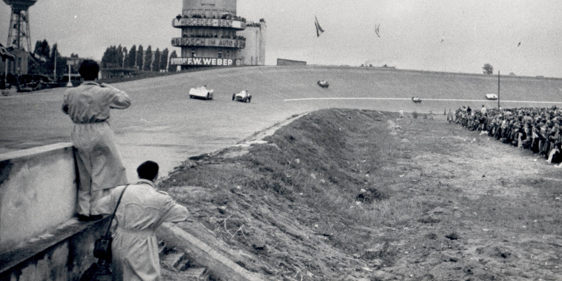 Hunderttausende Motorsportfans säumten ab 1951 den Fahrbahnrand der AVUS, um Sportwagen, Motorrädern und der Formel 1 zuzujubeln., © Ulf Schulz/ AVUS100