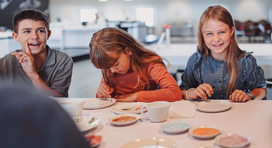 Kinder beim Malen im Museum Schloss Fürstenberg, © Claudia Warneke Kinder beim Malen im Museum Schloss Fürstenberg, © Claudia Warneke