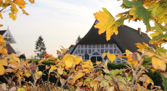 Herbstliches Fachwerkhaus im Alten Land am Elbstrom, © Tourismusverband LK Stade/Elbe e.V.