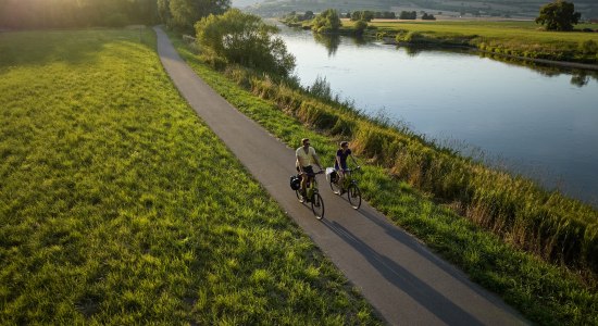 Zwei Radfahrer am Weser-Radweg, © TMN/Alexander Kaßner