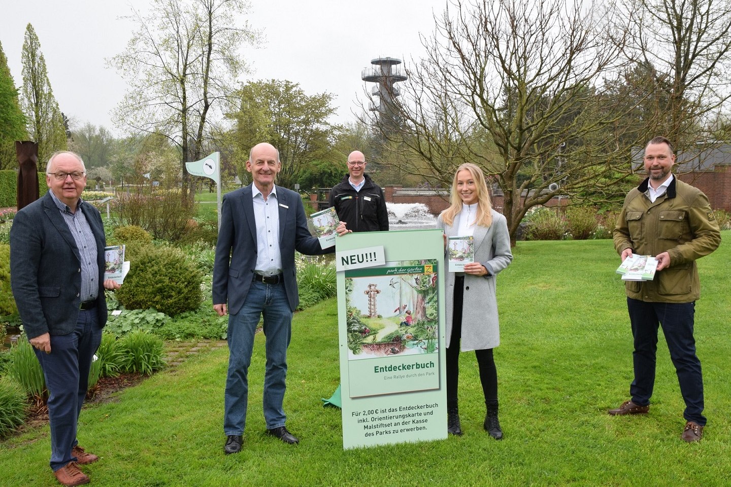  Helmut Hülsmann (Erwin-Roeske-Stiftung), Ulrich Kapteina (Umweltbildungszentrum Ammerland), Christian Wandscher (Park der Gärten), Julia Borchers (Illustrationen + Konzept) und Christian Wilbrink (Oldenburgische Landesbank) präsentieren das neue „Entdeckertagebuch – Eine Rallye durch den Park“, © Park der Gärten gGmbH