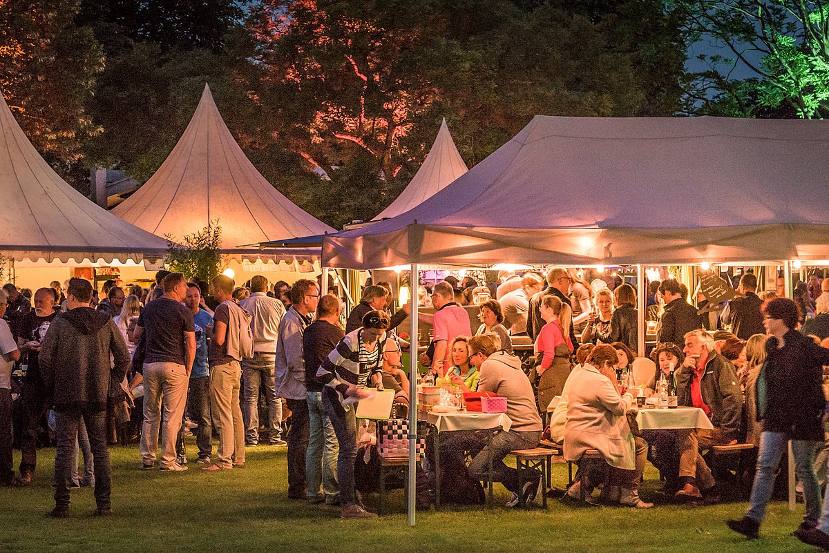 Besucher beim Weinfest im Bürgergarten, © HamelnMarketing