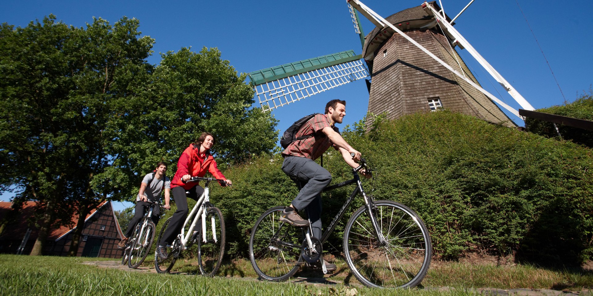Radfahrer fahren an der Mersmühle in Haren vorbei., © Emsland Touristik GmbH