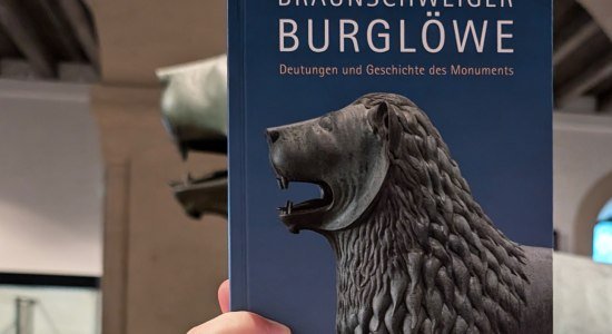 „Der Braunschweiger Burglöwe“ bietet einen Gesamtüberblick über das weltweit bekannte und identitätsstiftende Symbol der Löwenstadt., © Herzog Anton Ulrich-Museum, Diana Polack-Chwalczyk „Der Braunschweiger Burglöwe“ bietet einen Gesamtüberblick über das weltweit bekannte und identitätsstiftende Symbol der Löwenstadt., © Herzog Anton Ulrich-Museum, Diana Polack-Chwalczyk