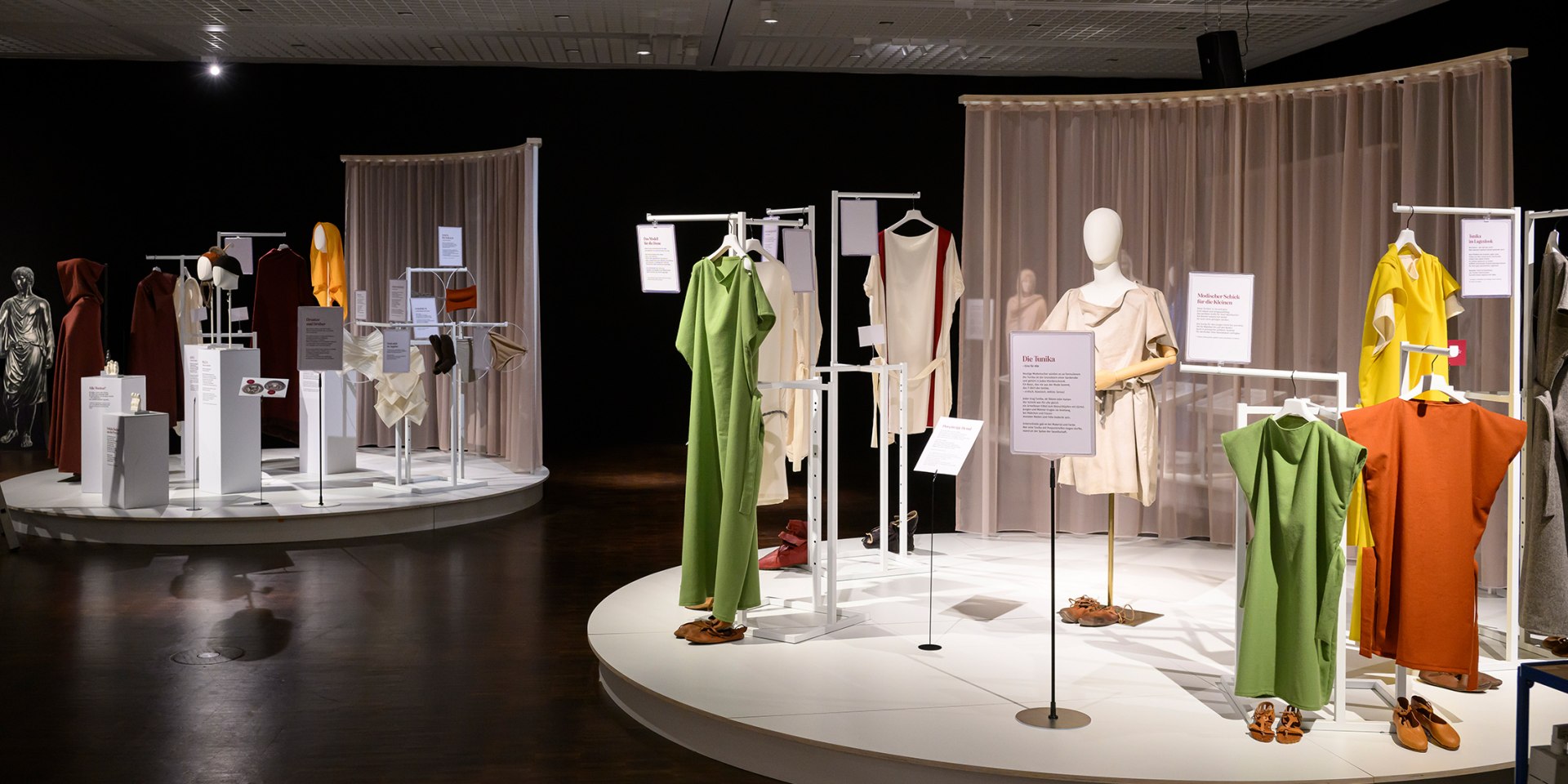 Einblicke in die Ausstellung „Dressed – Rom Macht Mode“, © Varusschlacht im Osnabrücker Land, Foto: Hermann Pentermann