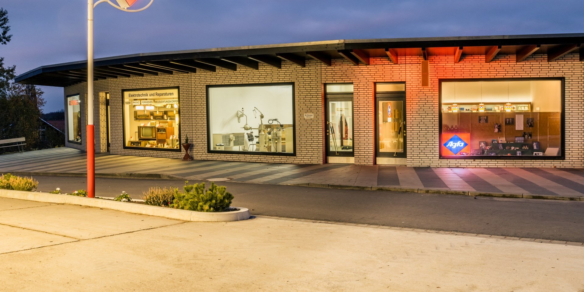 Geschäftshaus in der Königsberger Straße im Freilichtmuseum am Kiekeberg , © Freilichtmuseum am Kiekeberg Geschäftshaus in der Königsberger Straße im Freilichtmuseum am Kiekeberg , © Freilichtmuseum am Kiekeberg