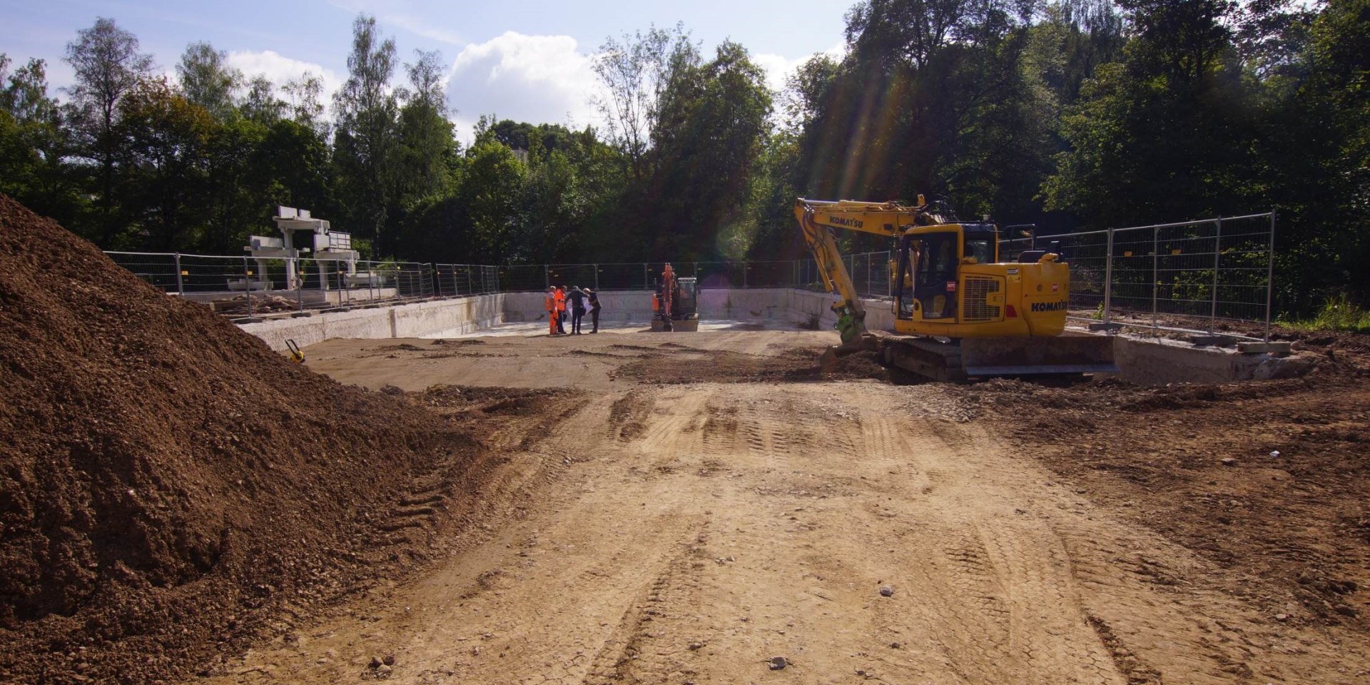 Der Bagger im Becken: eine Wand des Schwimmerbeckens wurde abgerissen, © Landesgartenschau Bad Gandersheim gGmbH