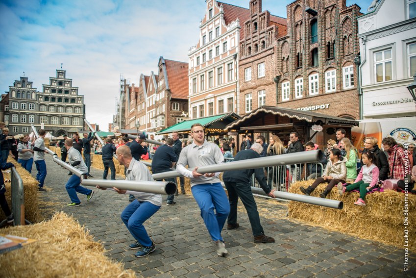 Die Teilnehmer der Sülfmeistertage treten in teils skurrilen Wettkämpfen gegeneinander an., © Lüneburg Marketing GmbH