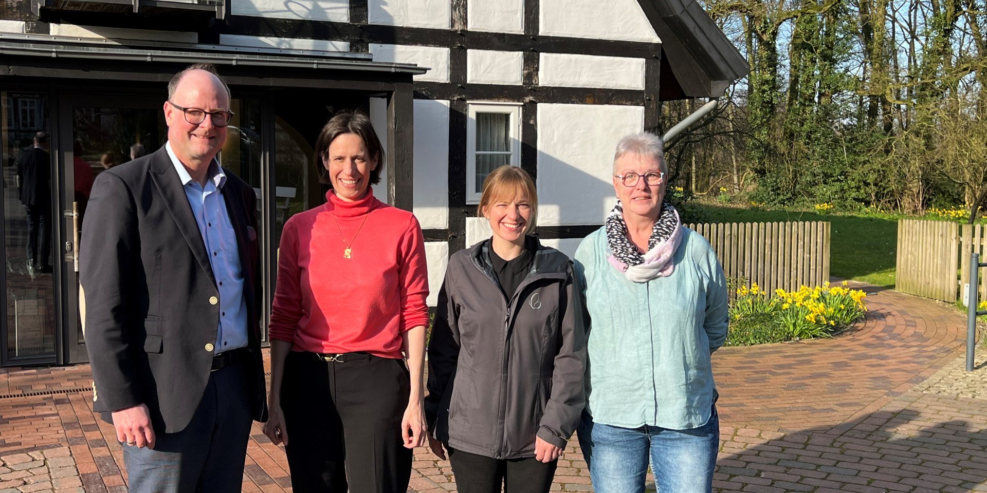 v.l.n.r. Martin Fahrland (Mittelweser-Touristik GmbH), Juliane Brüning, Kirsten Janik (Forsthaus Heiligenberg) und Martina Steimke (Bewertungskommission DEHOGA) freuen sich über die 4-Sterne Bewertung des Hotel Forsthaus Heiligenberg in Bruchhausen-Vilsen., © Mittelweser-Touristik GmbH