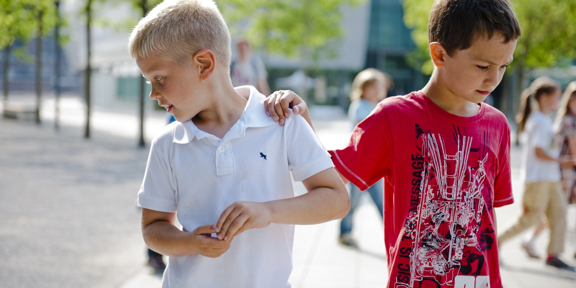 Beim Workshop &quot;Codes der Natur&quot; entdecken die Kinder rätselhafte Muster in der Parklandschaft, © Nele Martensen