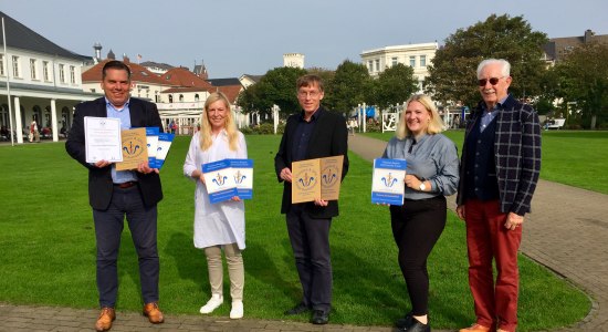 Die Norderneyer Thalassopartner präsentieren ihre Gütesiegel und Urkunden im gemeinsamen Fototermin auf dem Kurplatz. , © Staatsbad Norderney GmbH Die Norderneyer Thalassopartner präsentieren ihre Gütesiegel und Urkunden im gemeinsamen Fototermin auf dem Kurplatz. , © Staatsbad Norderney GmbH