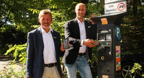 Bürgermeister Dr. Arno Schilling und Geschäftsführer und Kurdirektor Dr. Norbert Hemken motivieren zur Nutzung des bargeldlosen Handyparkens., © Wiebke Martens