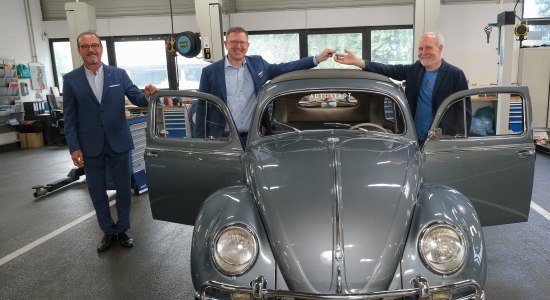 V.l.n.r.: Andreas Hornig, technischer Leiter ZeitHaus, Armin Maus, Vorsitzender der Geschäftsführung der Autostadt, und Bernd Strebe, Redakteur der Hannoverschen Allgemeinen Zeitung, © Tim Schaarschmidt