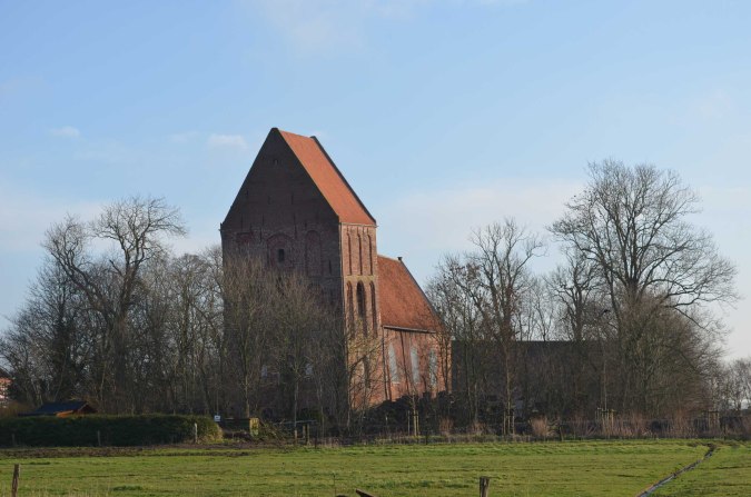 Schiefer Kirchturm in Suurhusen