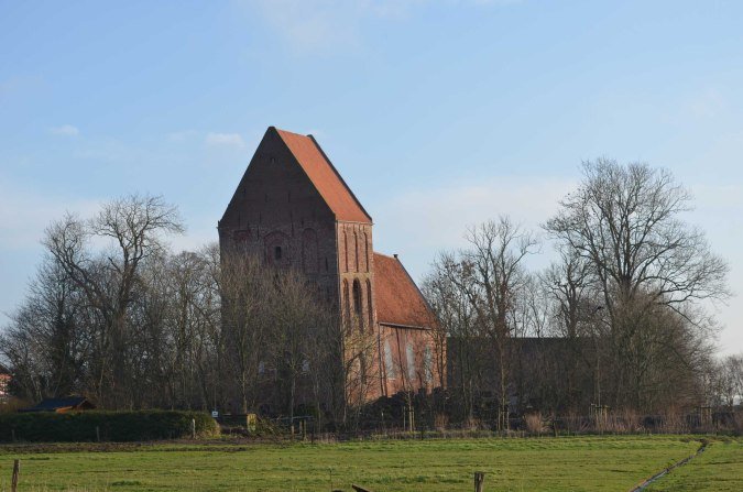 Schiefer Kirchturm in Suurhusen